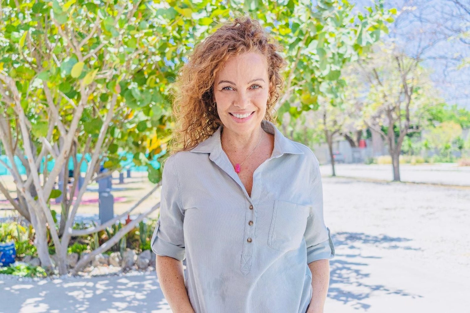 Hannah Zea sonriendo al aire libre en Santa Marta